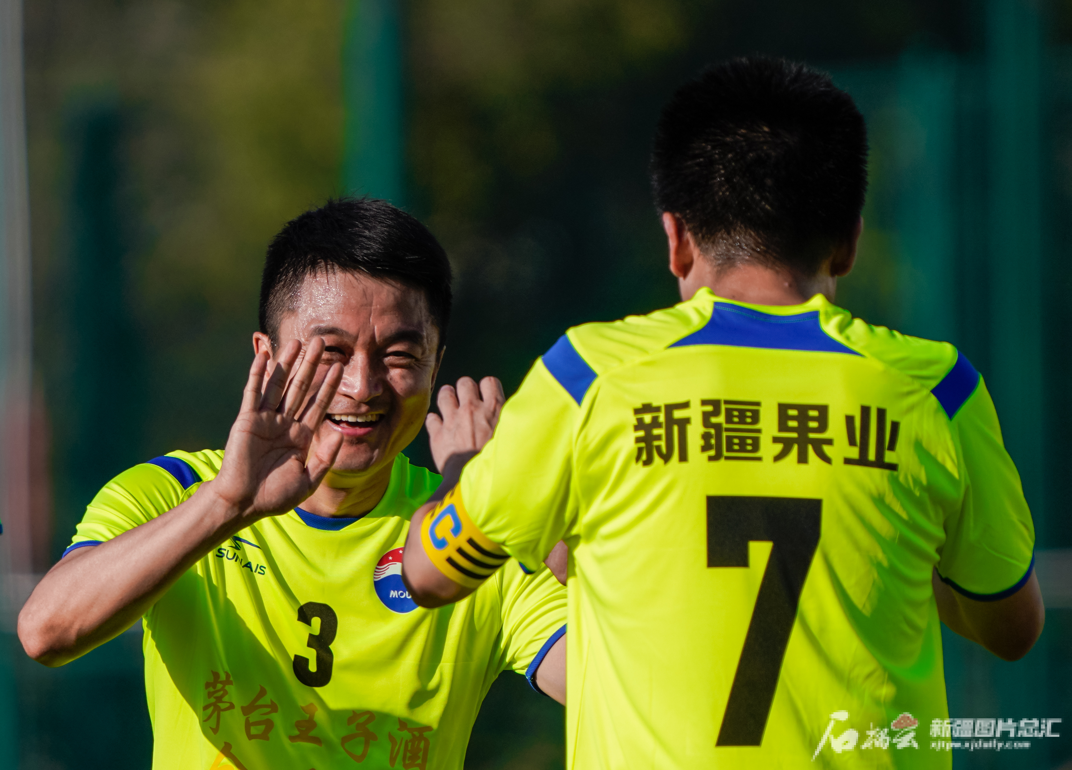 包含角逐巅峰，东方足球球队比拼技艺和智谋的词条