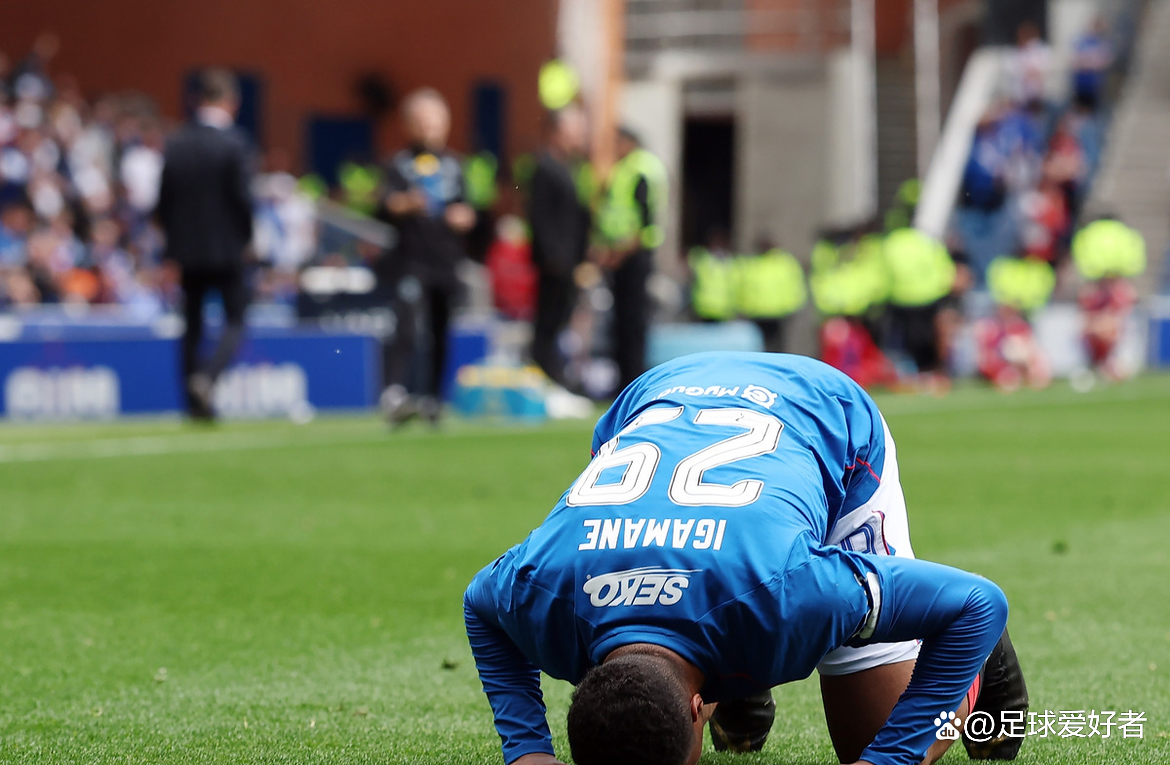 包含马赛主场战胜里尔，积累更多积分的词条