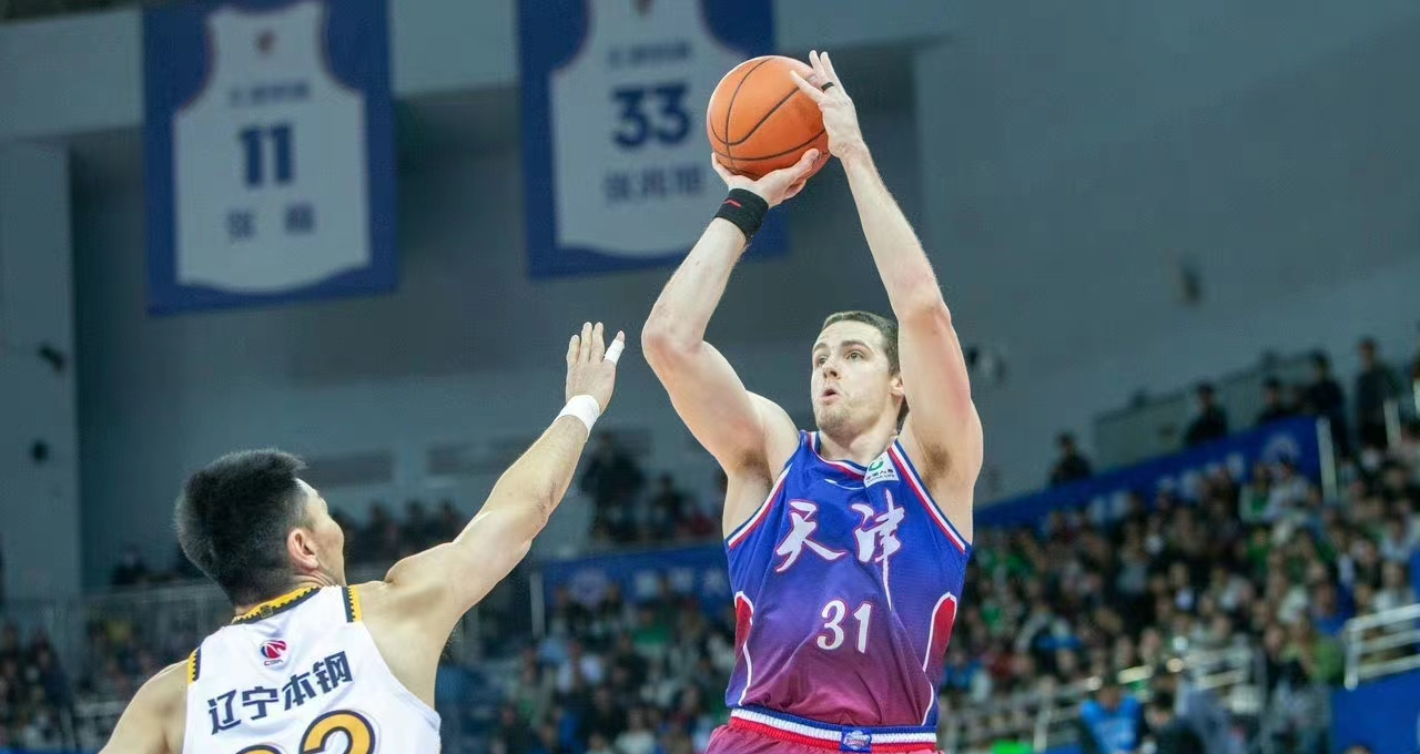 包含辽宁队以微弱优势战胜河北，扩大领先的词条