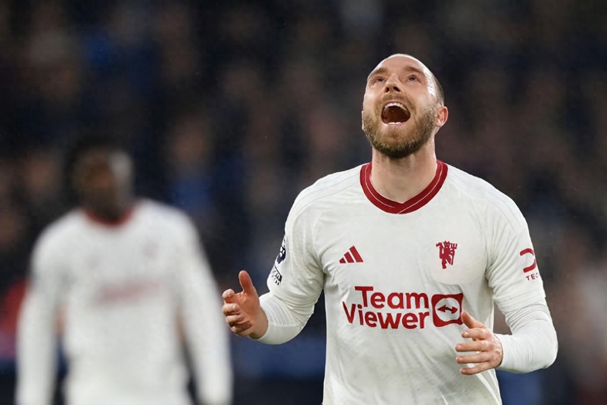 联赛中球队表现低迷引发球迷不满