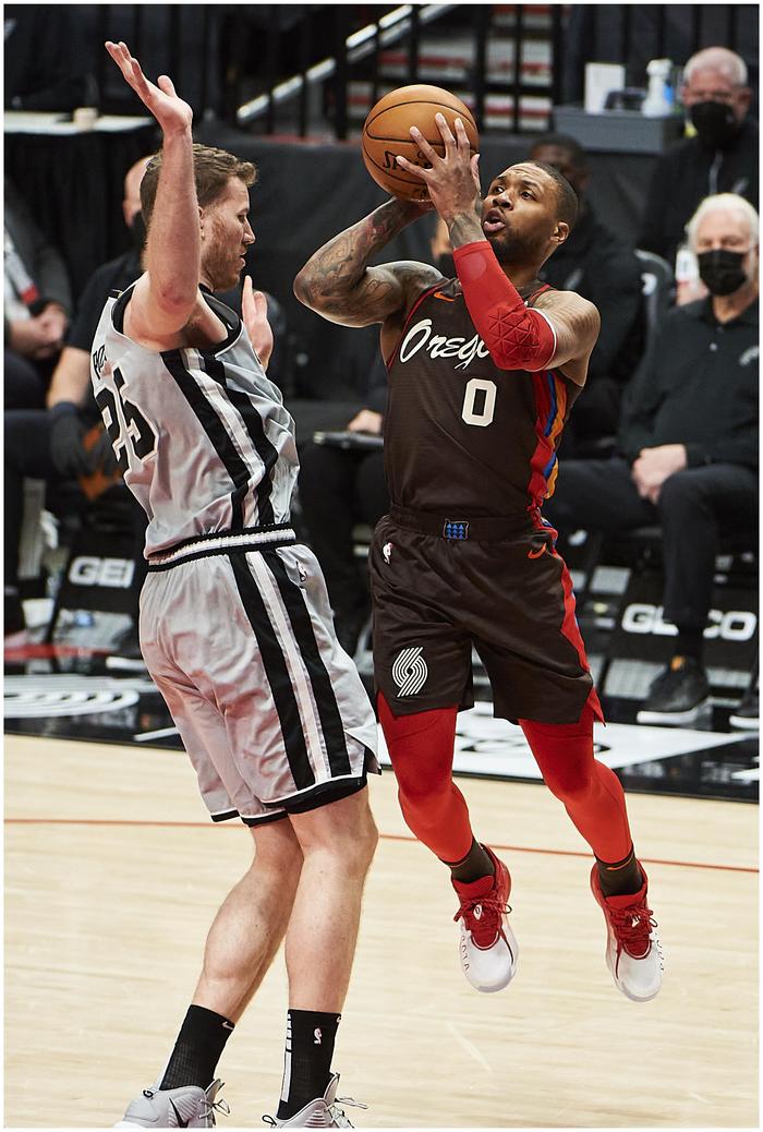 开拓者击败马刺，利拉德绝杀带队连胜郭艾伦