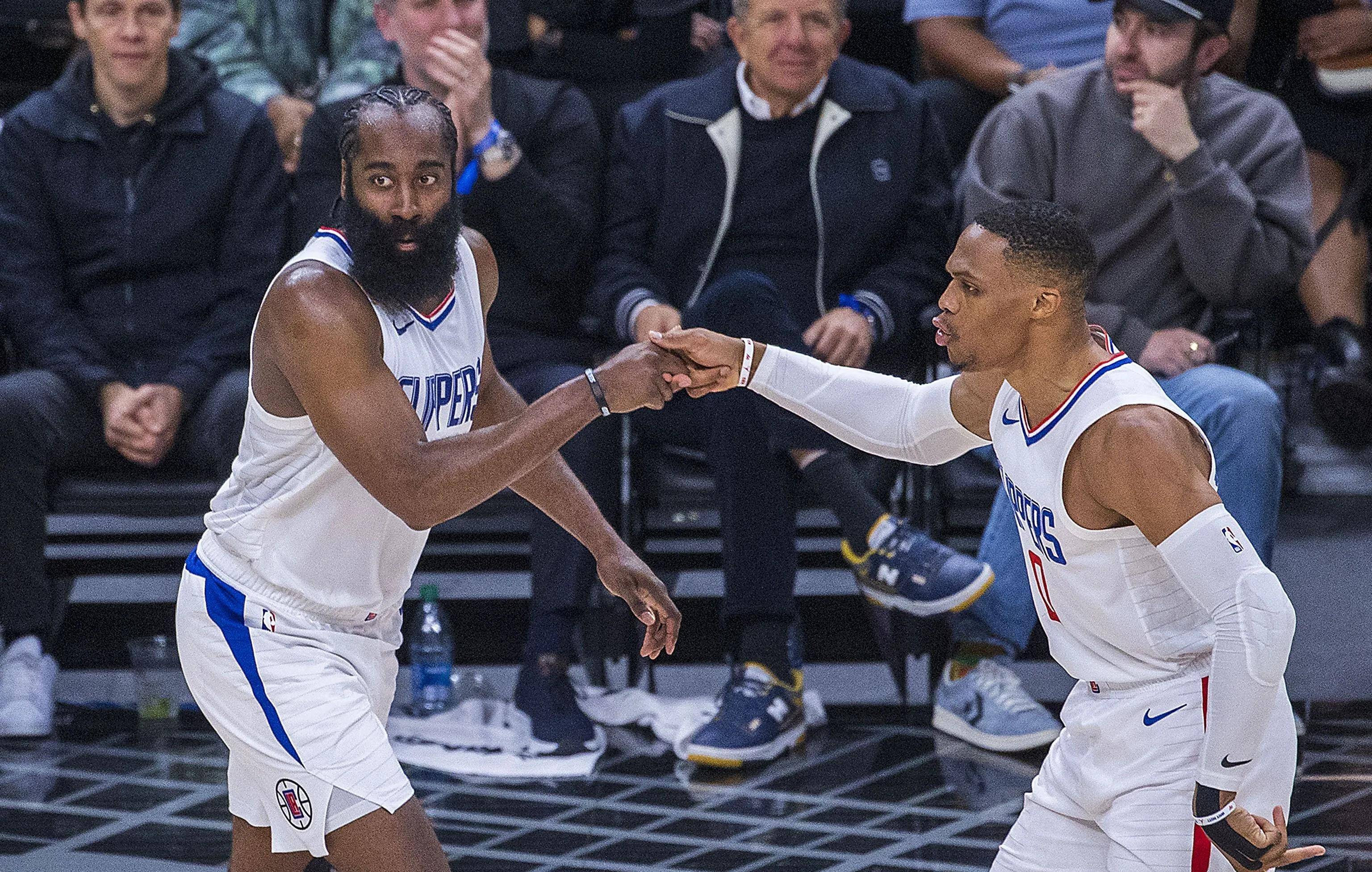 「快船击败雄鹿，保罗乔治合砍50分」