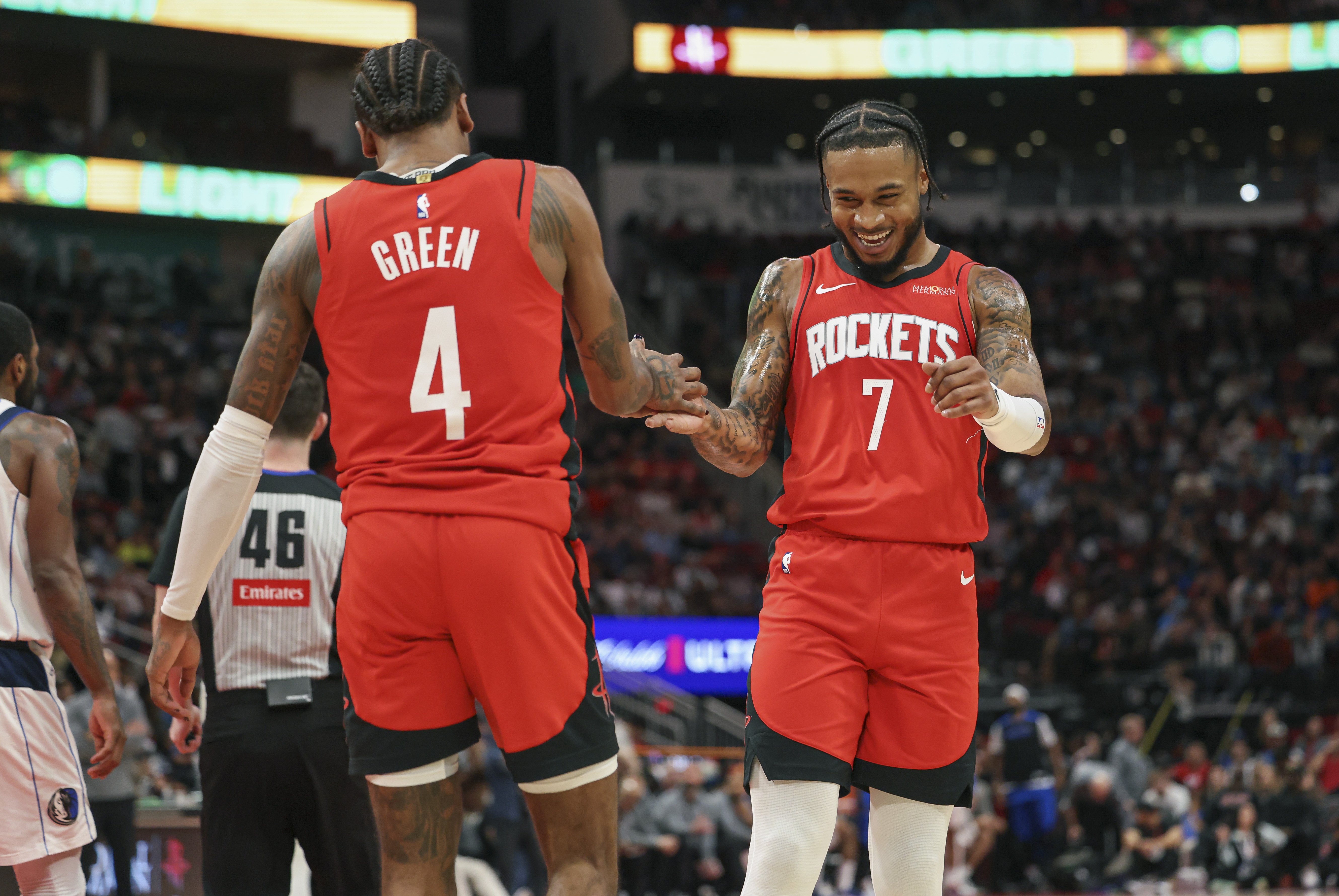 猛龙主场大胜火箭,豪取四连胜 猛龙主场大胜火箭,豪取四连胜